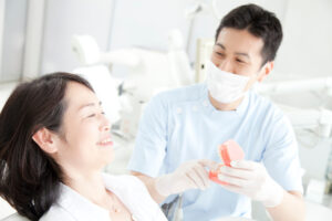歯科医院で説明を聞いている女性の写真