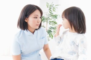 歯科健診を受けている女の子の写真