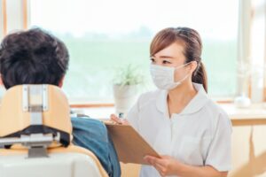 患者様と歯科衛生士がカウンセリングしている写真