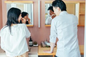 男性と女性が磨きしている写真。