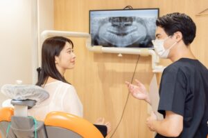 レントゲン写真を見ながら説明を聞いている患者様の写真