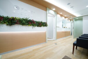 王子駅を出てすぐのアール歯科王子駅前クリニックの受付写真